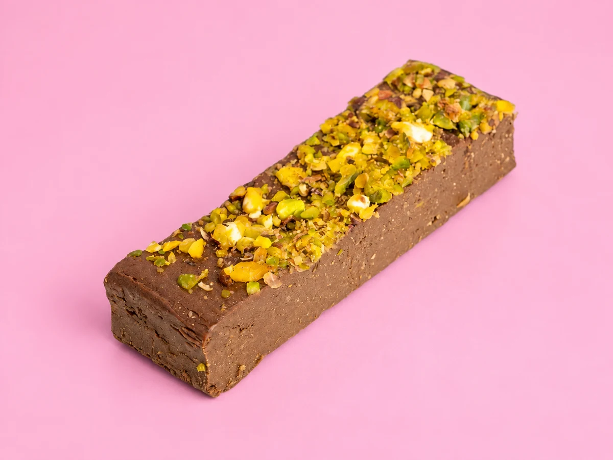Healthy Brownie de SIP & FIT, con pistacho sobre chocolate